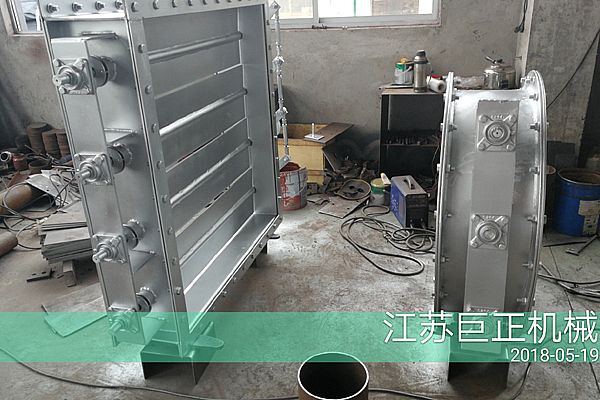方形挡板门（宽7m），制作后期喷漆进行中